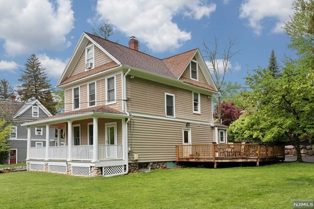 82 W Crescent Ave, Allendale, NJ 07401