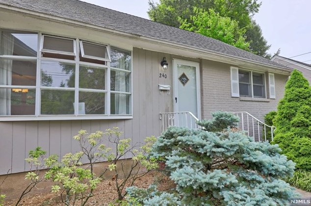 240 Canterbury Pl, Ridgewood, NJ 07450