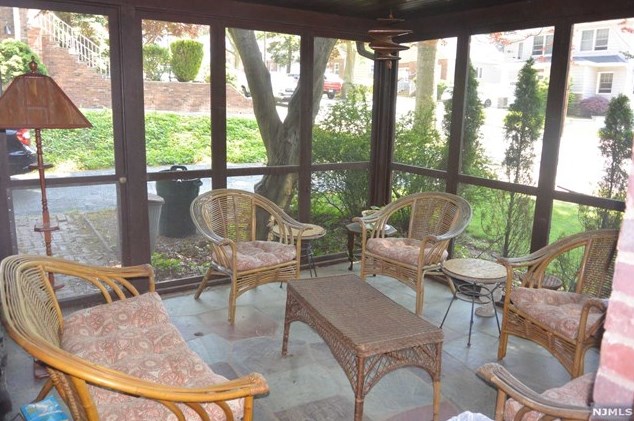 689 Ray Ave, Ridgefield, NJ 07657
