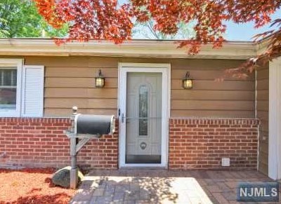 9 Maple Ln, Emerson, NJ 07630-1321