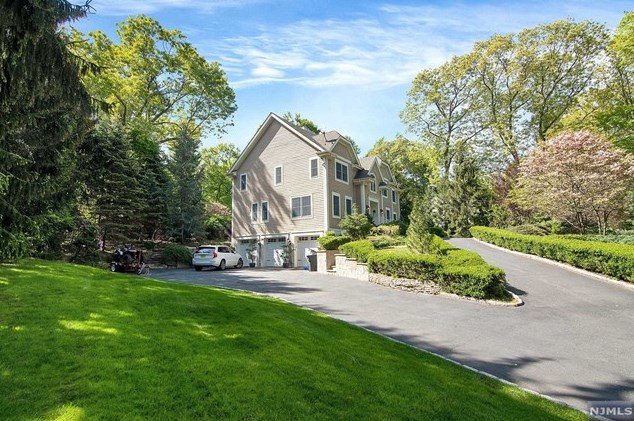 533 W Saddle River Rd, Upper Saddle River, NJ 07458