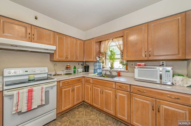 23 Westminster Pl, Outwater, NJ 07026