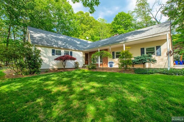 6 Osage Rd, Oakland, NJ 07436