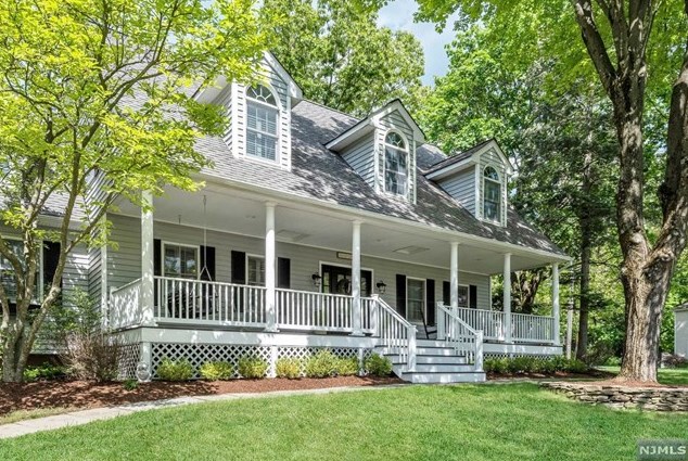 55 Ryerson Ave, Oakland, NJ 07436-3221