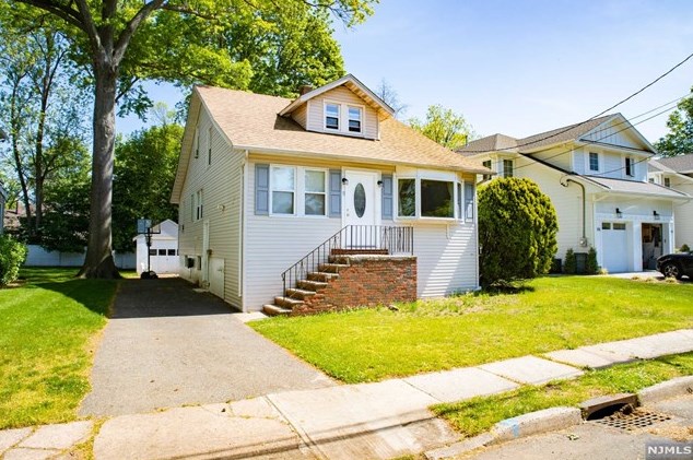 11 Lindley Ave, Tenafly, NJ 07670
