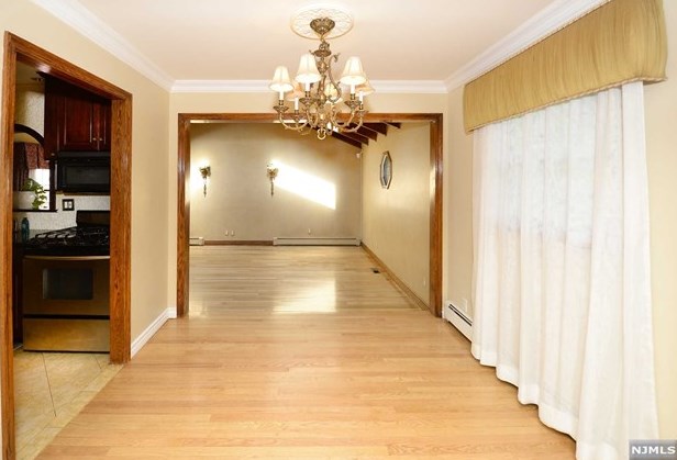 301 Beechwood Dr, Paramus NJ  07652-3304 exterior