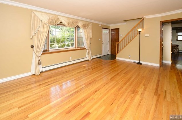 301 Beechwood Dr, Paramus NJ  07652-3304 exterior