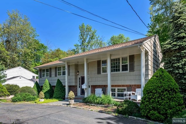 93 Wyckoff Ave, Waldwick, NJ 07463-1734