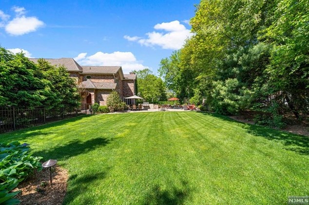 14 Church Ct, Closter, NJ 07624