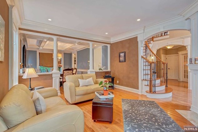 47 Hunters Run, Oakland NJ  07436-2346 exterior