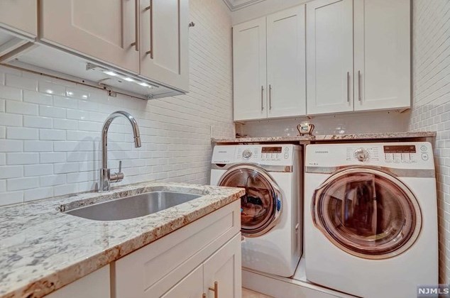 47 Hunters Run, Oakland NJ  07436-2346 exterior