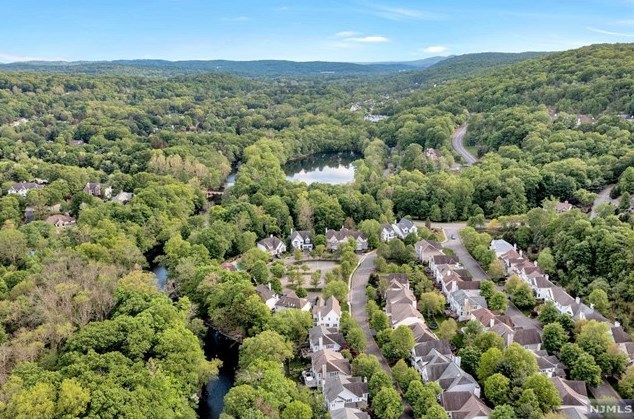 47 Hunters Run, Oakland NJ  07436-2346 exterior