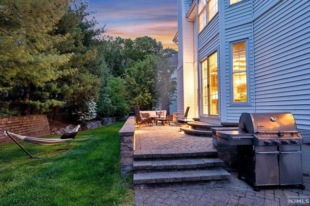 47 Hunters Run, Oakland NJ  07436-2346 exterior