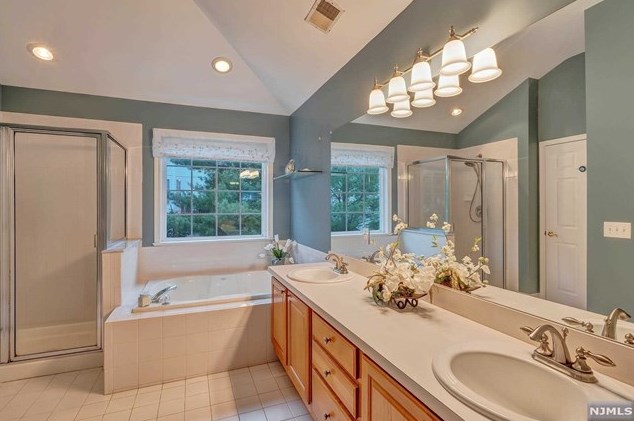 47 Hunters Run, Oakland NJ  07436-2346 exterior