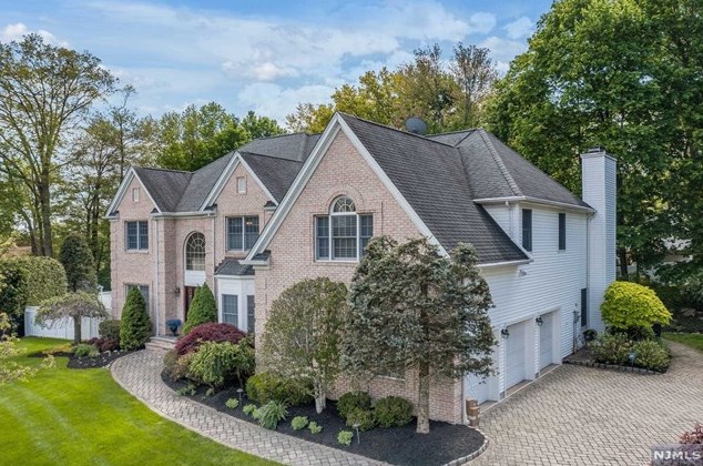 16 Concord Ct, Mahwah, NJ 07430