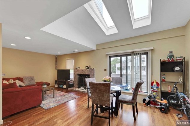 737 Mainsail Ln, Secaucus NJ  07094-2229 exterior