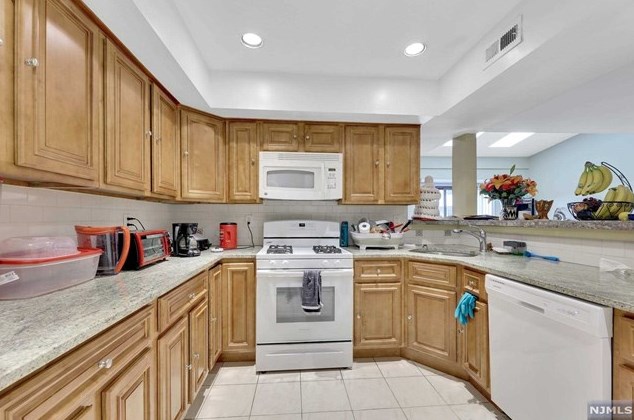 737 Mainsail Ln, Secaucus NJ  07094-2229 exterior