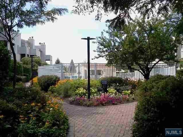 737 Mainsail Ln, Secaucus NJ  07094-2229 exterior