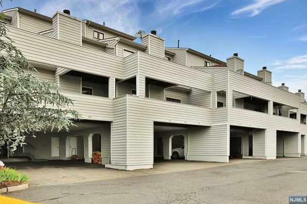 737 Mainsail Ln, Secaucus NJ  07094-2229 exterior