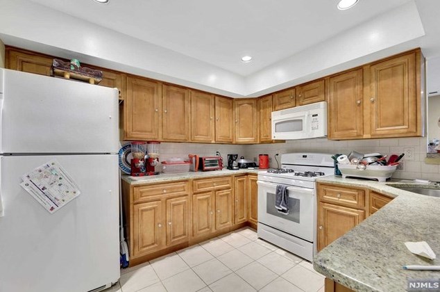 737 Mainsail Ln, Secaucus NJ  07094-2229 exterior