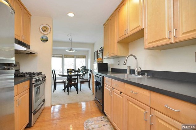 208 Indian Hollow Court, Mahwah, NJ 07430