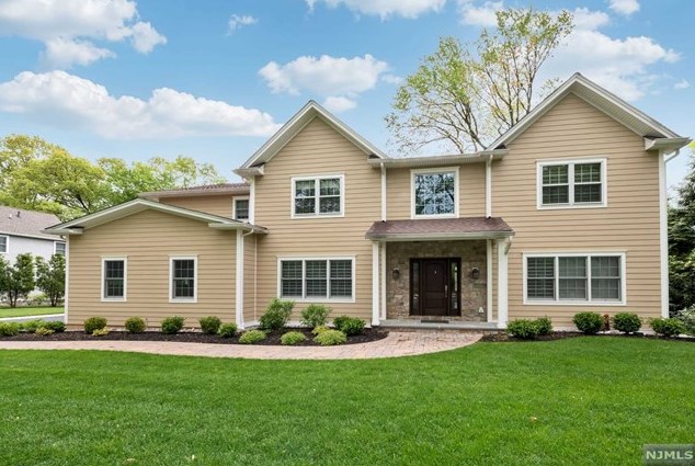 2 Rose Ct, Westwood, NJ 07676