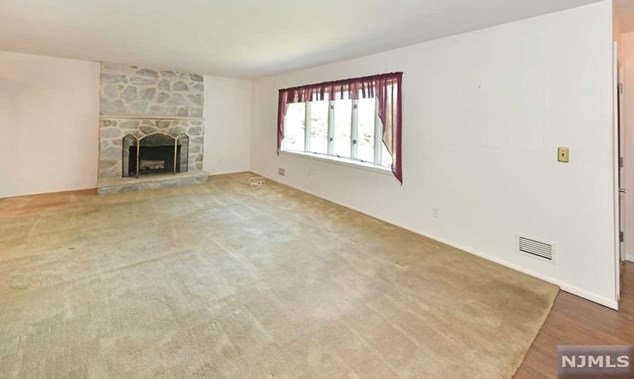 25 Amy Ct, Westwood, NJ 07677-8070