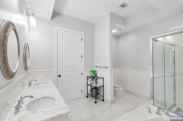 1600 Kaufer Ln, West Fort Lee NJ  07024-6908 exterior