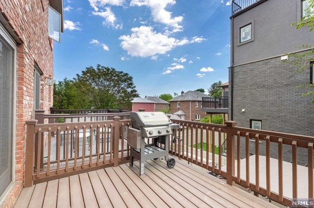 72 Knox Ave, Cliffside Park NJ 07010-2512 exterior