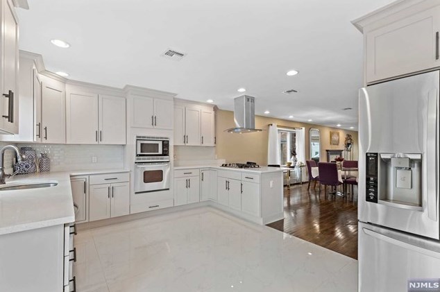 72 Knox Ave, Cliffside Park NJ 07010-2512 exterior