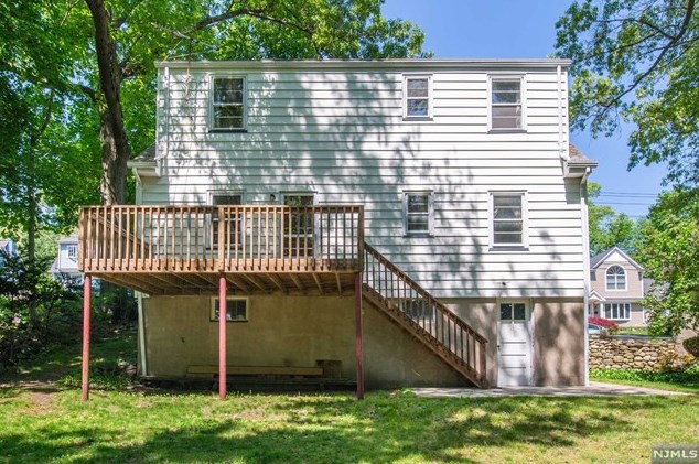 202 Spruce St, Midland Pk, NJ 07432-1130