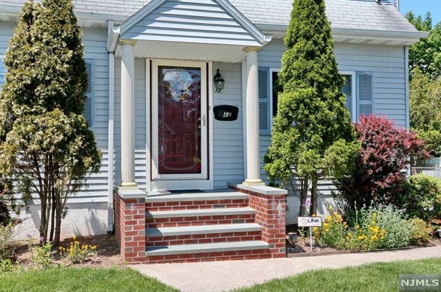 12 Highwood Dr, Dumont, NJ 07628
