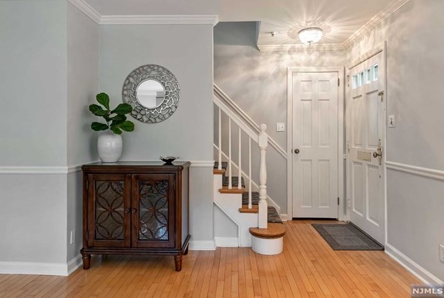 572 Hillcrest Rd, Ridgewood, NJ 07450