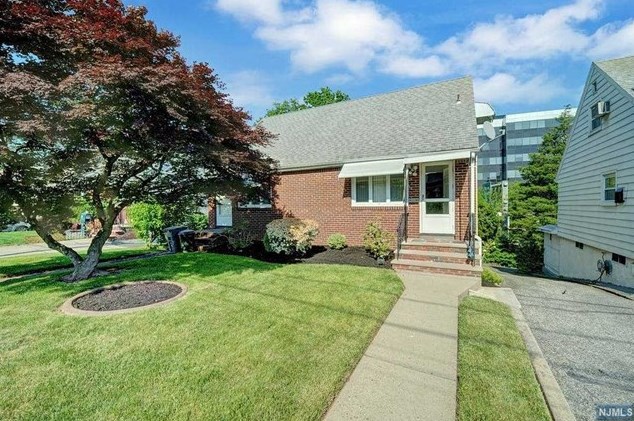 590 Longview Pl, Hasbrouck Heights, NJ 07604