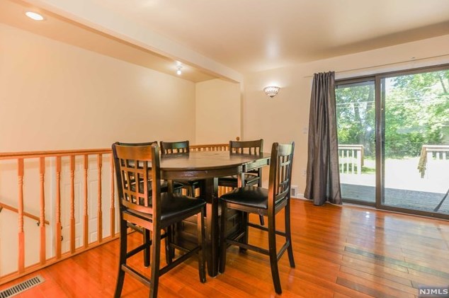 323 Parkside Dr, Paramus NJ  07652-5532 exterior