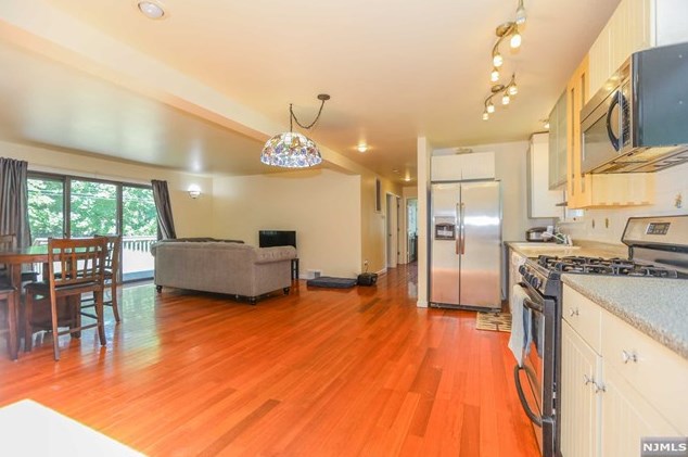 323 Parkside Dr, Paramus NJ  07652-5532 exterior