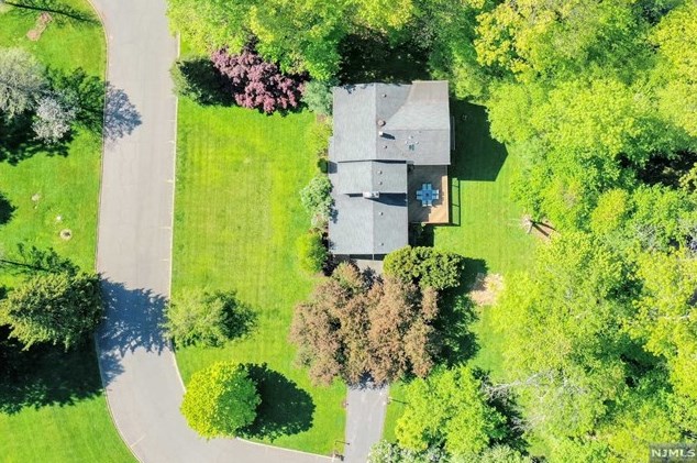 4 Candlestick Ln, Upper Saddle River, NJ 07458