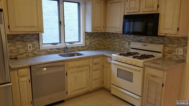 2452 6th St #a, West Fort Lee, NJ 07024