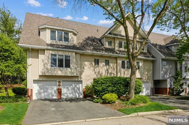 29 Iris Cir, Ridgewood, NJ 07452