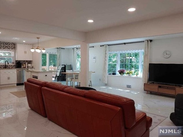 27 Morningside Ave, Cresskill, NJ 07626