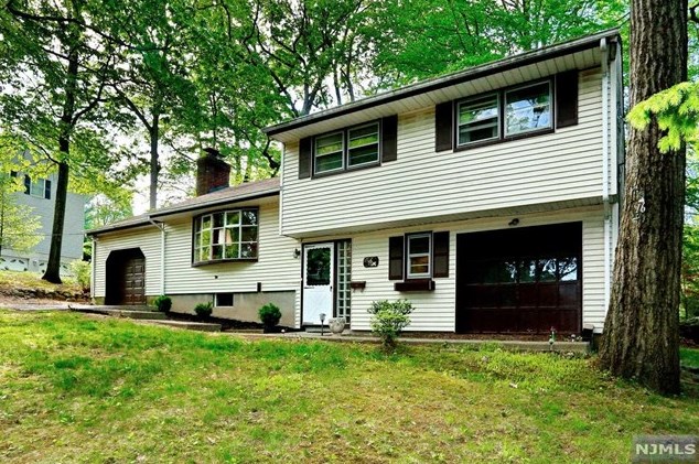 16 Erie Ave, Montvale, NJ 07645