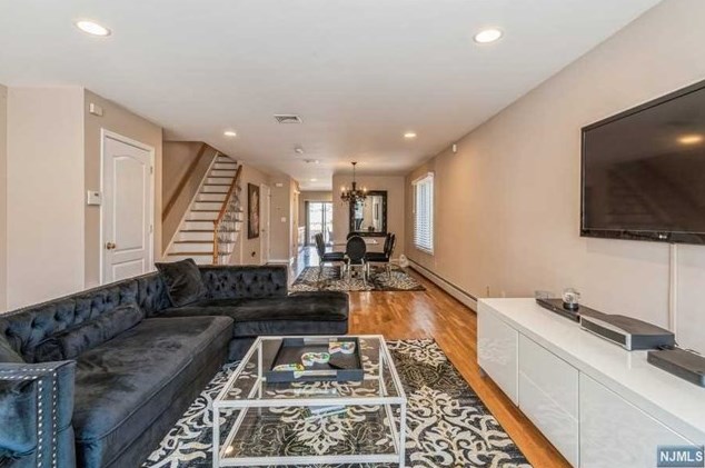 457 10th St #5, Palisades Park, NJ 07650
