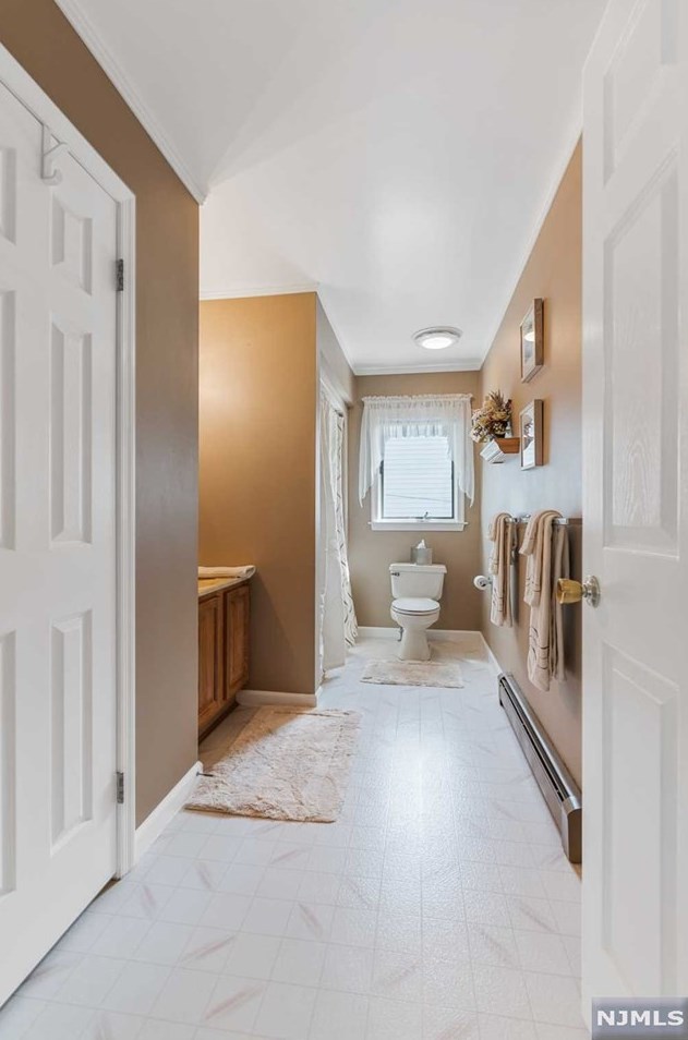 4 Homestead Rd, Elmwood Park NJ  07407-1307 exterior