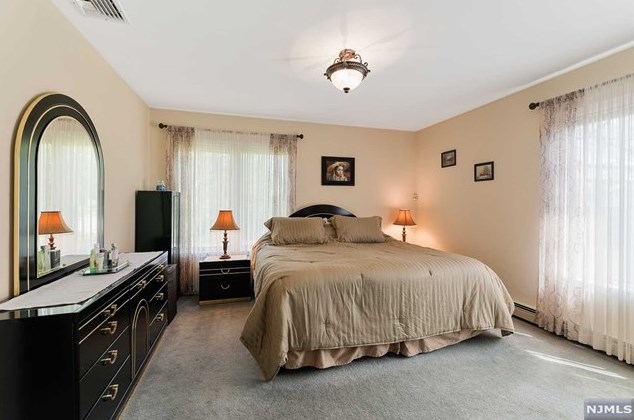 4 Homestead Rd, Elmwood Park NJ  07407-1307 exterior