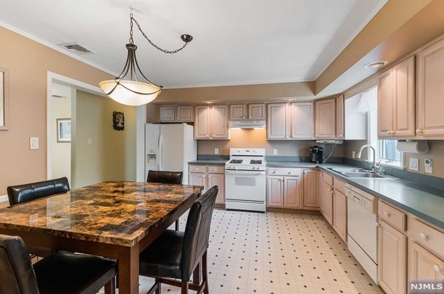 4 Homestead Rd, Elmwood Park NJ  07407-1307 exterior