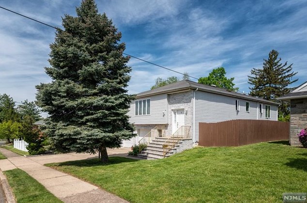 4 Homestead Rd, Elmwood Park, NJ 07407-1307