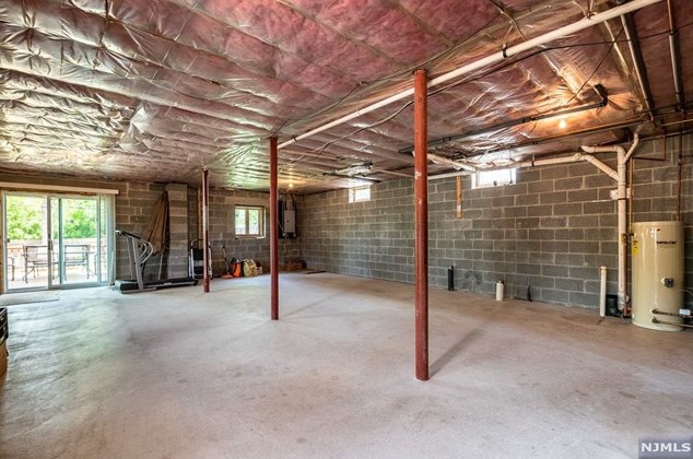 4 Homestead Rd, Elmwood Park NJ  07407-1307 exterior