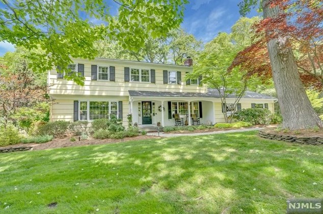 316 Merrywood Dr, Wyckoff, NJ 07481-1612