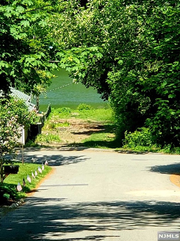 3 Willow Ln, West Milford Lakes, NJ 07480