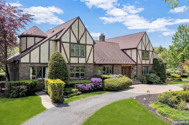 300 Mill Rd, Ho Ho Kus, NJ 07423